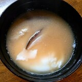 落とし卵と干し椎茸の味噌汁